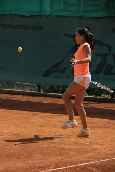 Belle jeune fille sur le court de tennis — Photo