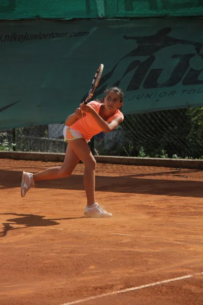 Menina bonita na quadra de tênis — Fotografia de Stock