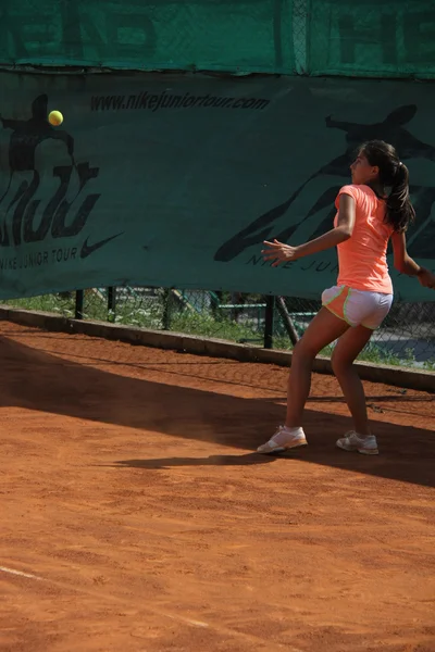 Frumoasă fată tânără pe terenul de tenis — Fotografie, imagine de stoc