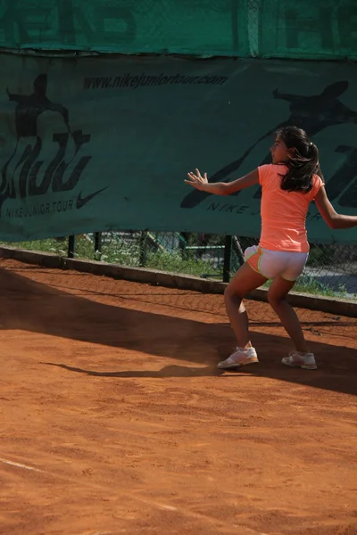 Belle jeune fille sur le court de tennis — Photo