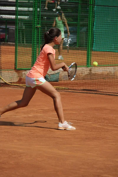 Hermosa joven en la cancha de tenis —  Fotos de Stock