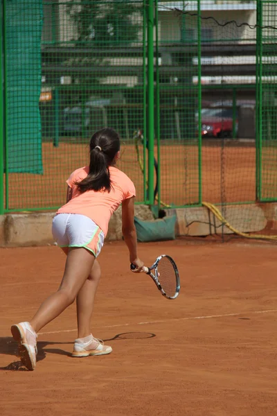Красива молода дівчина на тенісному корті — стокове фото