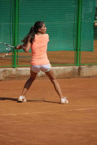 Smuk ung pige på tennisbanen - Stock-foto