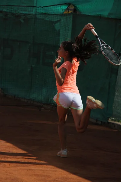 Schöne junge Mädchen auf dem Tennisplatz — Stockfoto