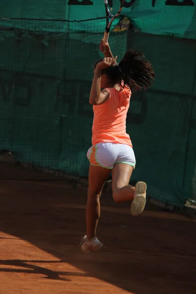 Krásná mladá dívka na tenisový kurt — Stock fotografie