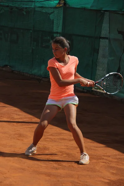 Schöne junge Mädchen auf dem Tennisplatz — Stockfoto