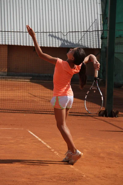 Hermosa joven en la cancha de tenis —  Fotos de Stock