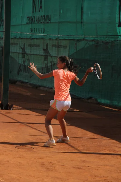 Frumoasă fată tânără pe terenul de tenis — Fotografie, imagine de stoc