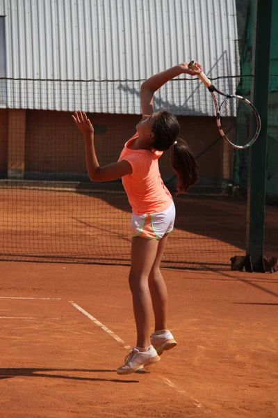 在网球场上年轻漂亮的女孩 — 图库照片