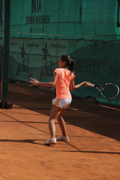 Mooi meisje op de tennisbaan — Stockfoto