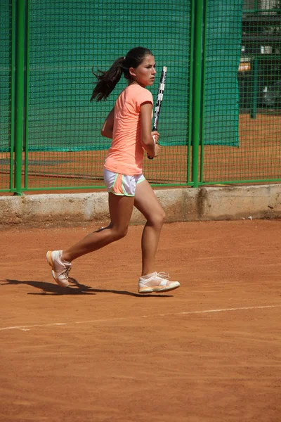 Mooi meisje op de tennisbaan — Stockfoto