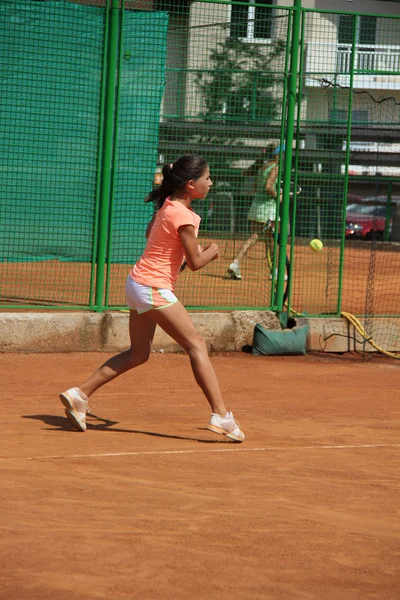 Belle jeune fille sur le court de tennis — Photo