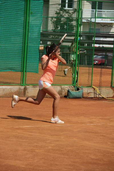 Bella ragazza sul campo da tennis — Foto Stock