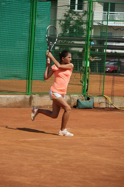 Beautiful young girl on the tennis court — Stock Photo, Image