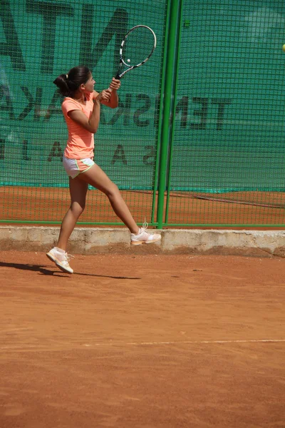 Mooi meisje op de tennisbaan — Stockfoto