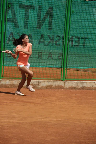 Schöne junge Mädchen auf dem Tennisplatz — Stockfoto