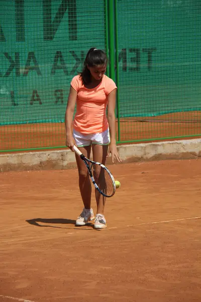 Beautiful young girl on the tennis court — Stock Photo, Image