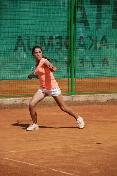 Schöne junge Mädchen auf dem Tennisplatz — Stockfoto