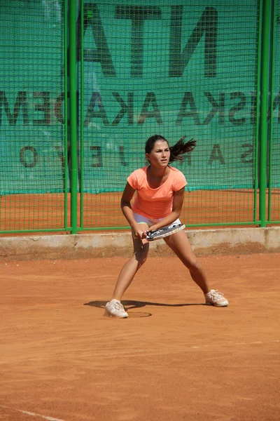 Menina bonita na quadra de tênis — Fotografia de Stock