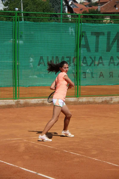 Mooi meisje op de tennisbaan — Stockfoto