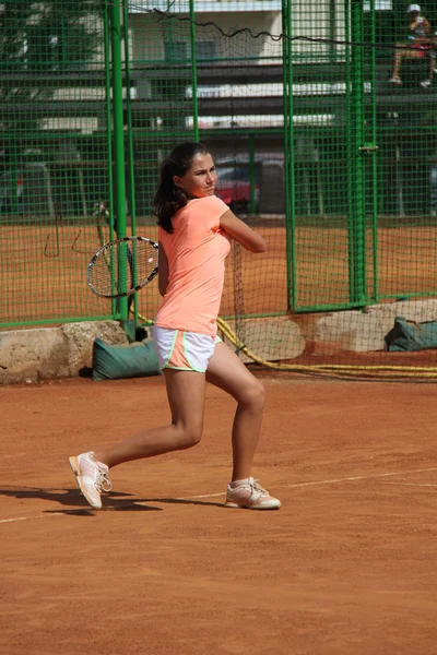 Mooi meisje op de tennisbaan — Stockfoto