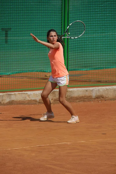 Vacker ung flicka på tennisbanan — Stockfoto