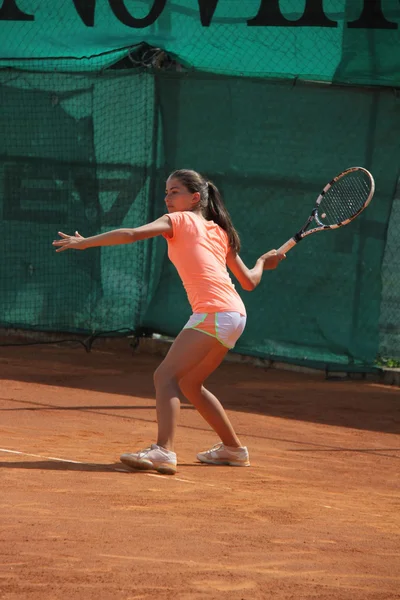 Schöne junge Mädchen auf dem Tennisplatz — Stockfoto