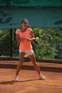Tenis kortunda güzel genç kız