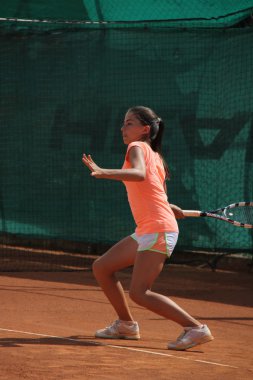 Tenis kortunda güzel genç kız