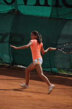 Tenis kortunda güzel genç kız