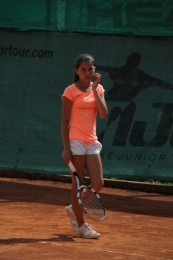 Tenis kortunda güzel genç kız