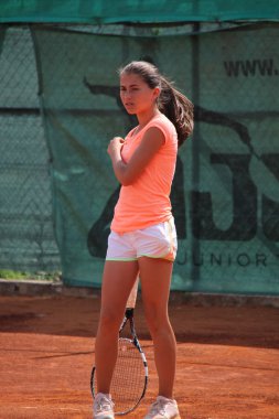 Tenis kortunda güzel genç kız