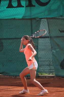 Tenis kortunda güzel genç kız