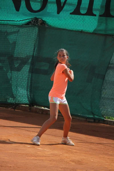 Tenis kortunda güzel genç kız — Stok fotoğraf