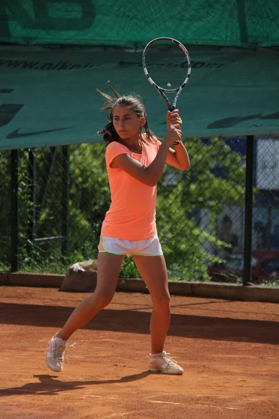 Beautiful young girl on the tennis court — Stock Photo, Image