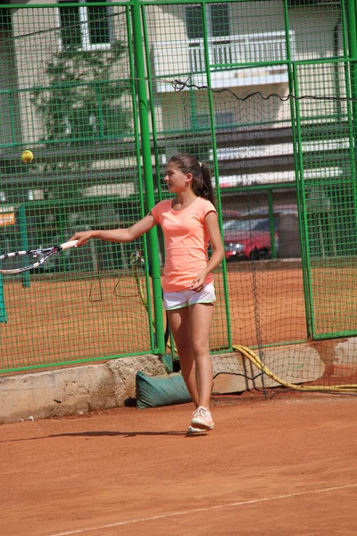 Belle jeune fille sur le court de tennis — Photo