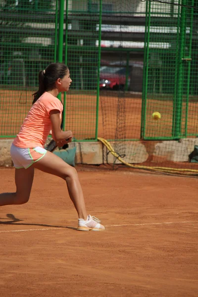 Hermosa joven en la cancha de tenis — Foto de Stock