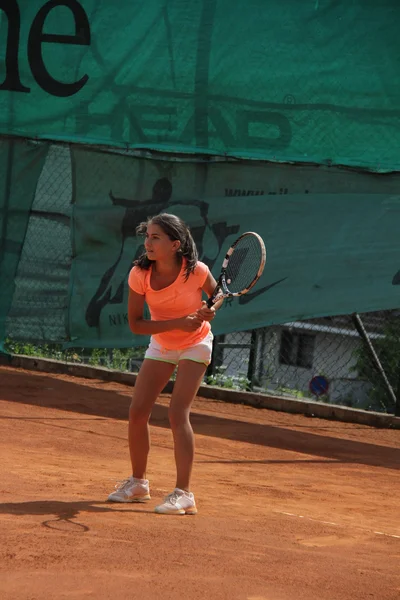 테니스 코트에서 아름 다운 소녀 — 스톡 사진