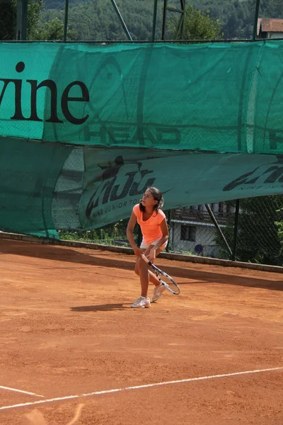 Bella ragazza sul campo da tennis — Foto Stock