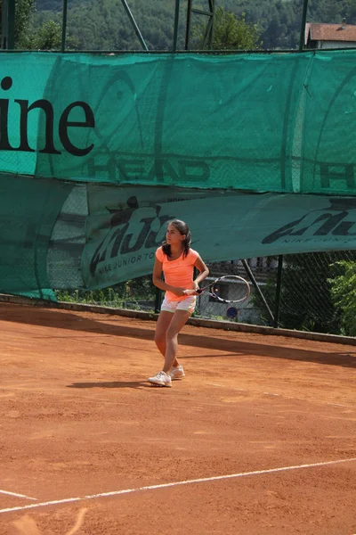 Schöne junge Mädchen auf dem Tennisplatz — Stockfoto