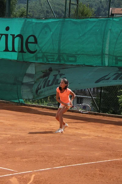 Bella ragazza sul campo da tennis — Foto Stock