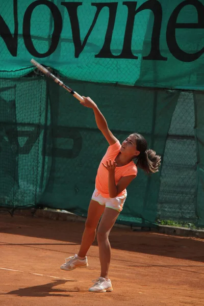 Belle jeune fille sur le court de tennis — Photo