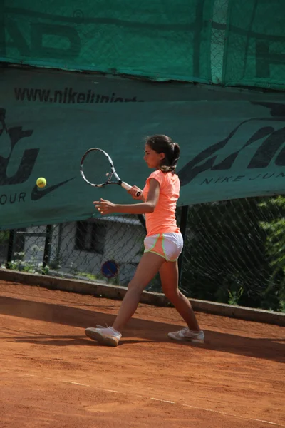Красива молода дівчина на тенісному корті — стокове фото