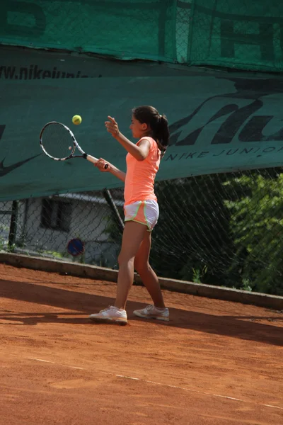 Hermosa joven en la cancha de tenis — Foto de Stock