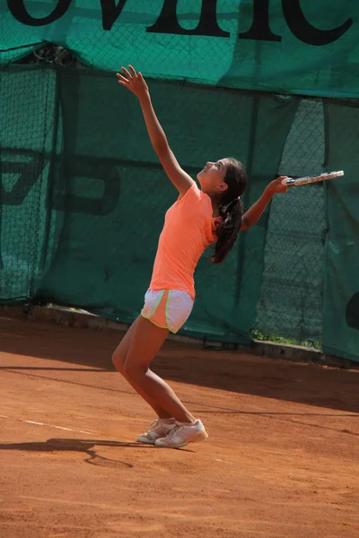 Schöne junge Mädchen auf dem Tennisplatz — Stockfoto