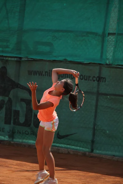 Красивая девушка на теннисном корте — стоковое фото