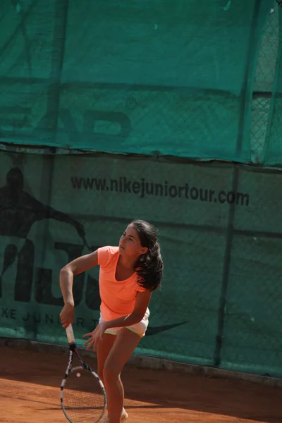 Bella ragazza sul campo da tennis — Foto Stock