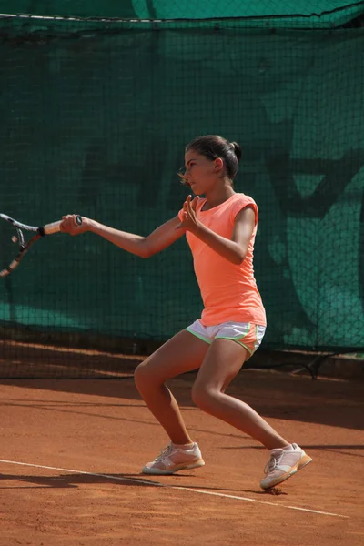 Belle jeune fille sur le court de tennis — Photo