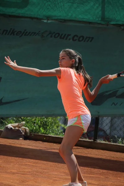 Frumoasă fată tânără pe terenul de tenis — Fotografie, imagine de stoc