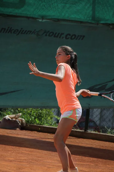 Hermosa joven en la cancha de tenis —  Fotos de Stock